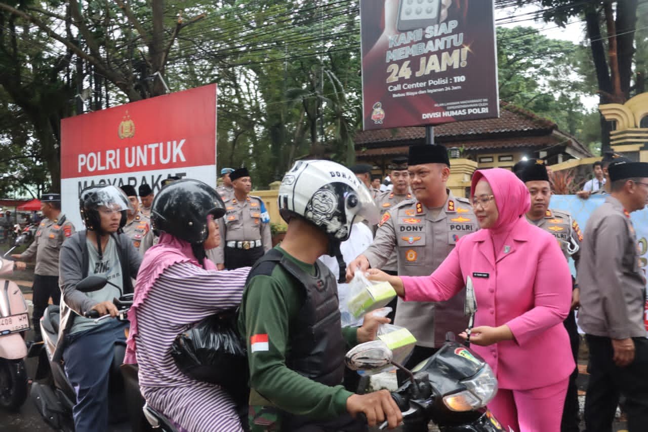 Berkah Ramadan, Kapolres Subang Bagikan 500 Paket Takjil kepada Warga