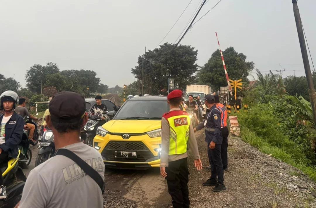 Personel Polsek Pagaden Sigap Atur Lalu Lintas di Pintu Rel KAI, Urai Kemacetan Arus Mudik