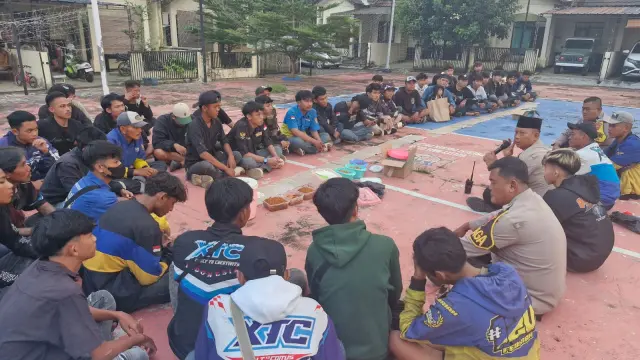 Polsek Pagaden Bagikan Takjil dan Bukber Bersama Ormas XTC & Brigez