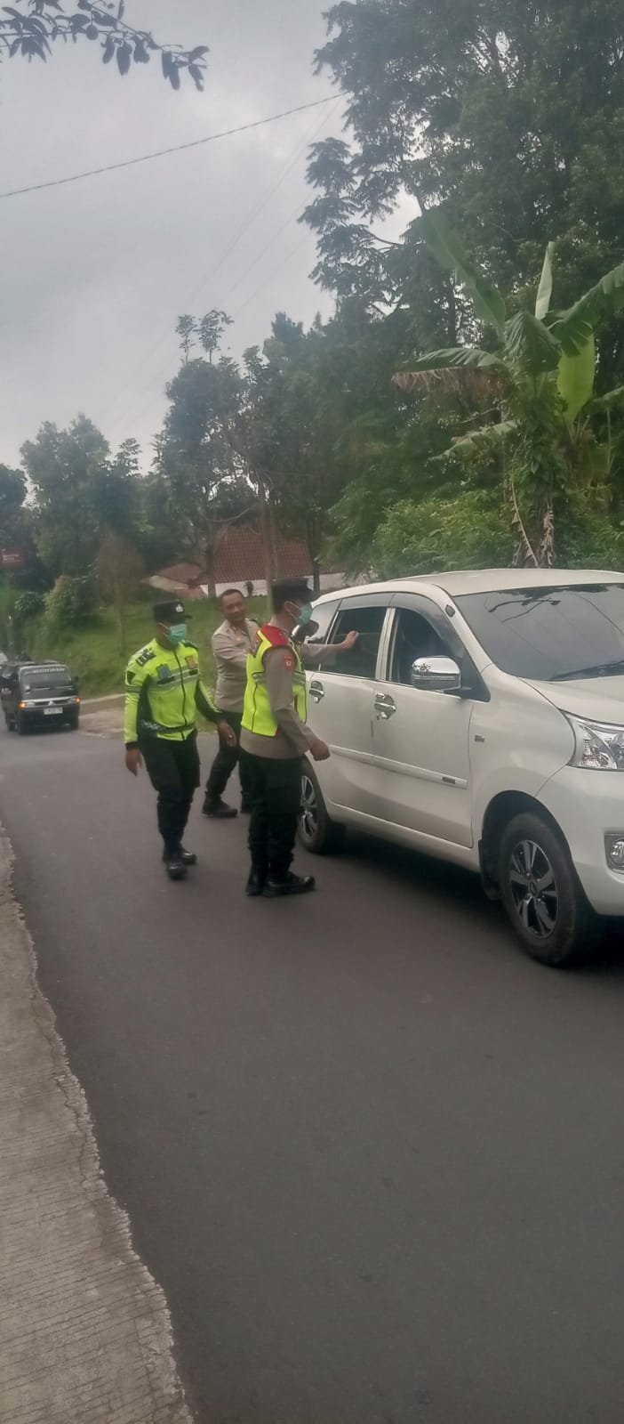 Polisi Polsek Sagalaherang Lakukan Ganjal Ban di Tanjakan Panaruban