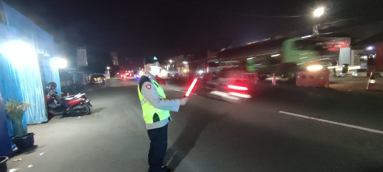 Personel Pos Pam Pasar Sukamandi Intensifkan Pengaturan Lalu Lintas, Arus Pantura Ramai Lancar