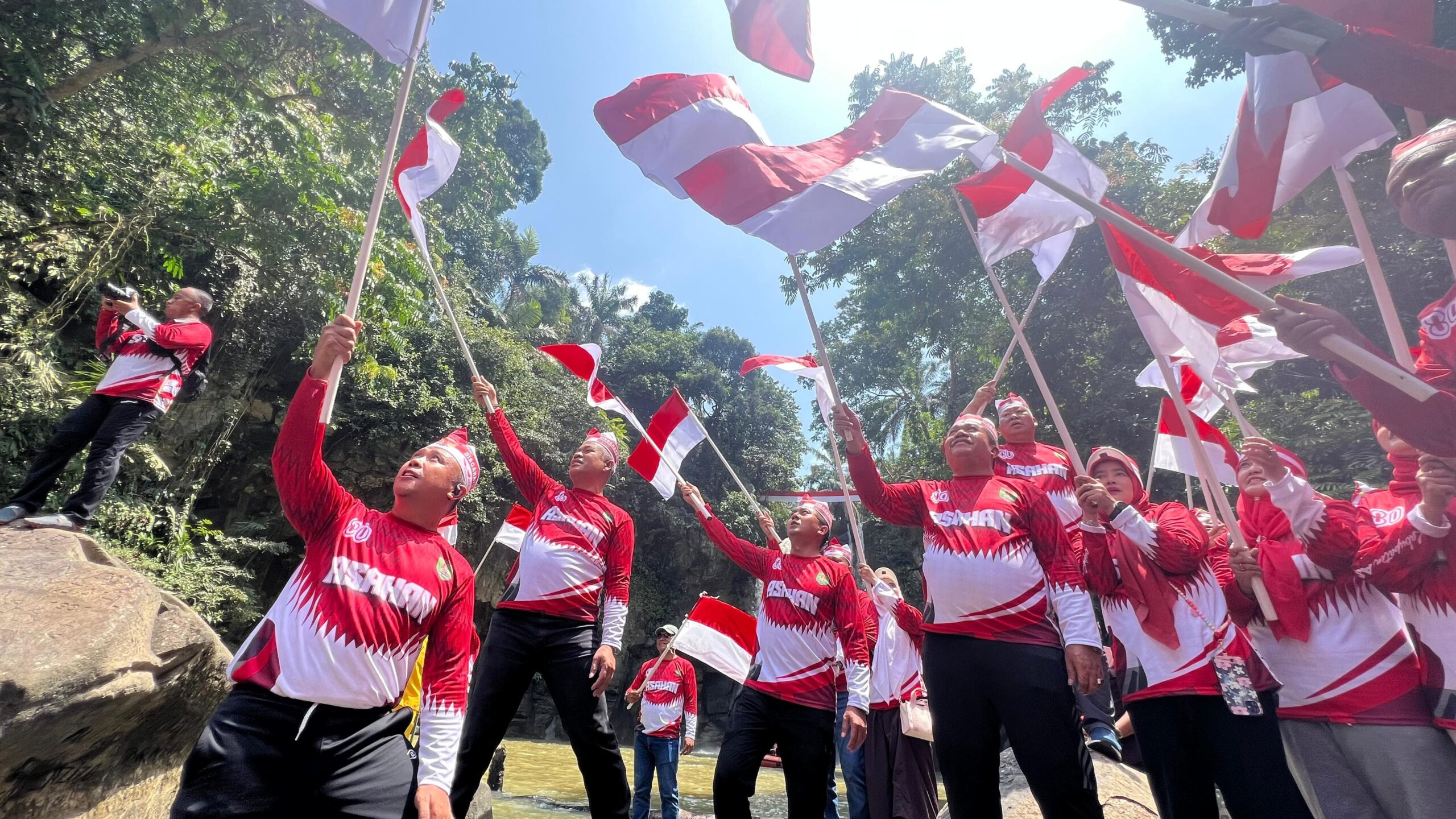 Kapolres Asahan Bersama Forkopimda Kibarkan Bendera Merah Putih di Air Terjun Si Monang-monang