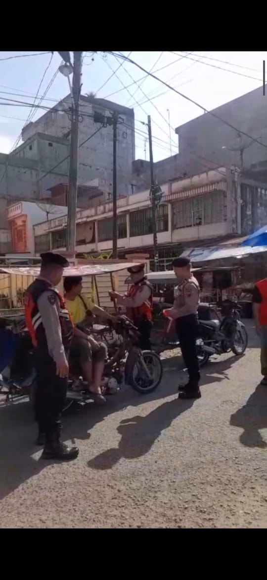 Sat Samapta Polres Asahan Tanamkan Semangat Nasionalisme Lewat Pembagian Bendera Merah Putih kepada Pengendara