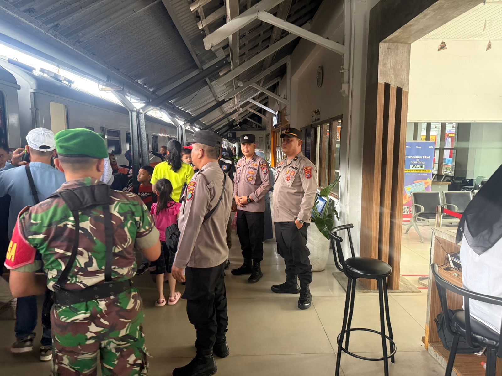 Polres Asahan Amankan Aktivitas Penumpang di Stasiun Kereta Api Kisaran Selama Ops Lilin Toba 2025